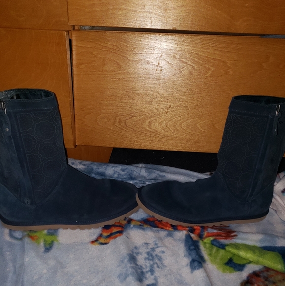 Cute navy uggs - Picture 2 of 4